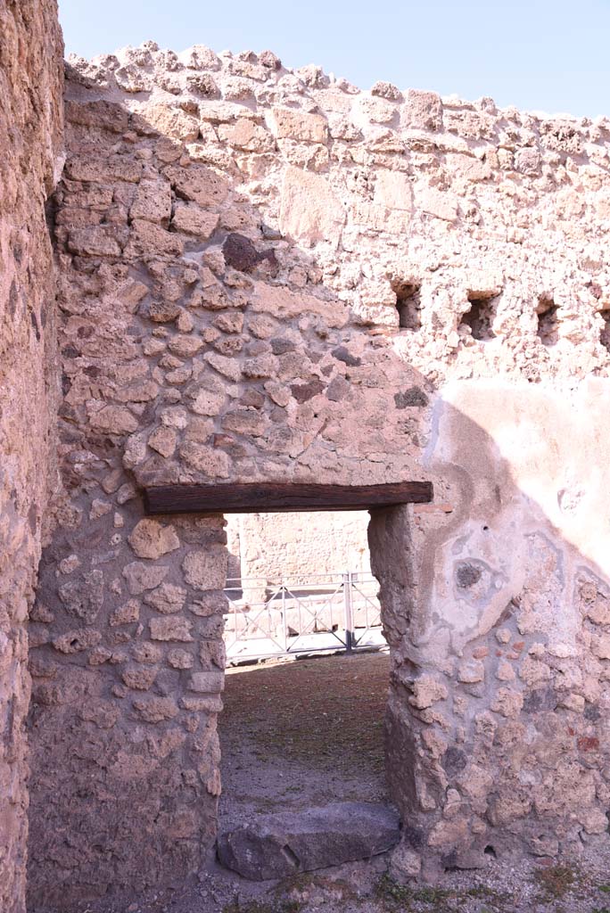 I.4.13 Pompeii. October 2019. Room b, north wall in north-west corner, with doorway to I.4.17.
Foto Tobias Busen, ERC Grant 681269 DÉCOR.
