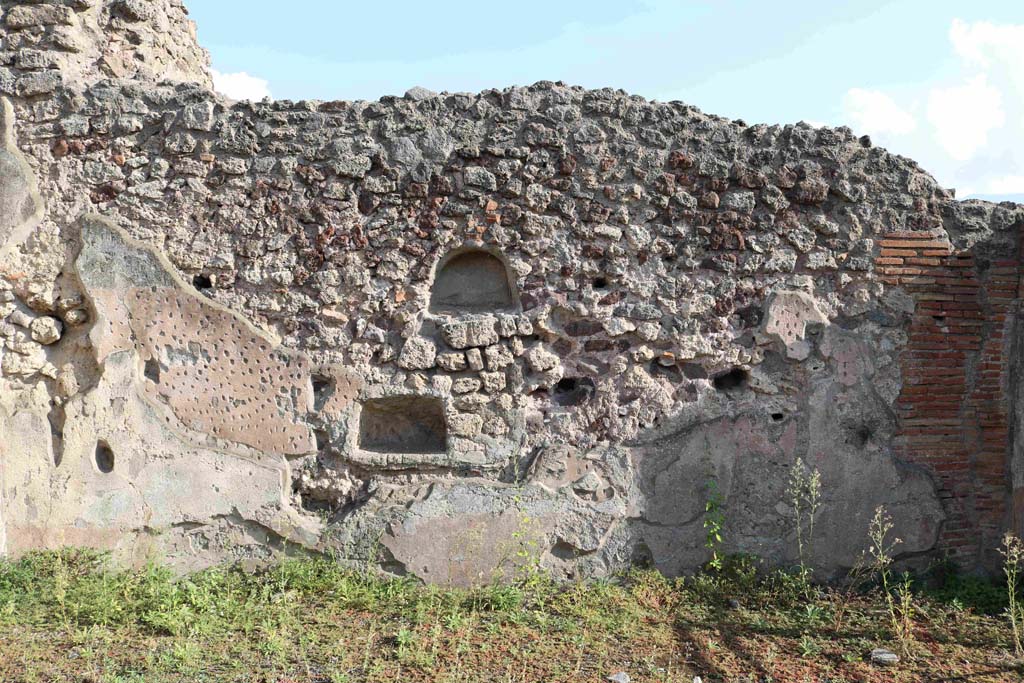 I.4.15/16 Pompeii. September 2018. South wall of shop with two doorways. Photo courtesy of Aude Durand.