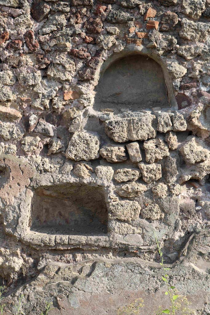 I.4.15/16 Pompeii. September 2018. 
Detail of two niches on south wall of shop with two doorways. Photo courtesy of Aude Durand.

