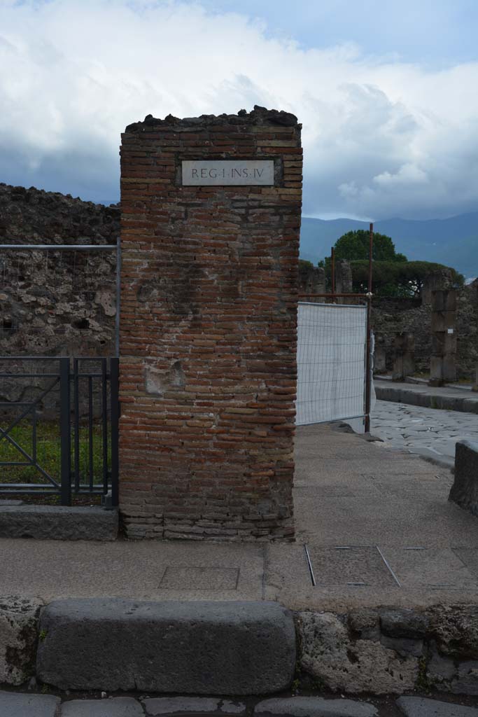 Corner pilaster on west end of I.4.16 on Via dell’Abbondanza, with Via Stabiana, on right. 
May 2019. Looking south. 
Foto Tobias Busen, ERC Grant 681269 DÉCOR.
