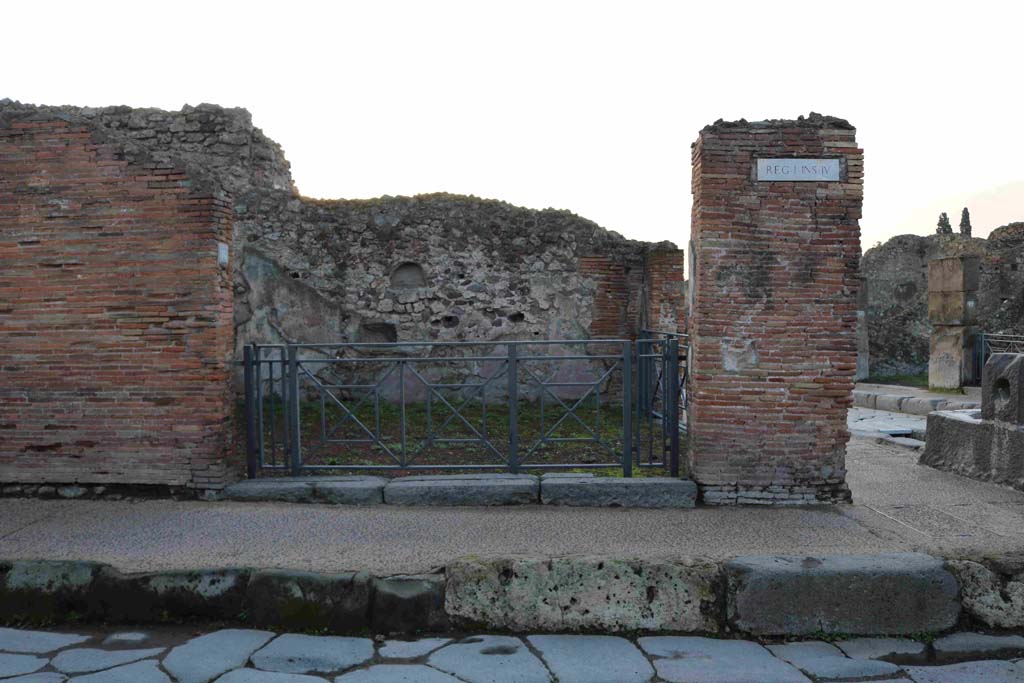 I.4.16 Pompeii. December 2018. Looking south to entrance doorway on Via dell’Abbondanza. Photo courtesy of Aude Durand.