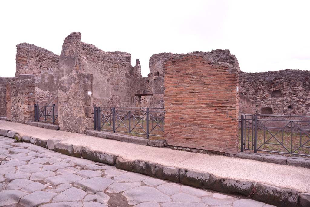 I.4.17 Pompeii, in centre. October 2019. Looking towards entrance doorways, with I.4.18, on left, and I.4.16, on right.
Foto Tobias Busen, ERC Grant 681269 DÉCOR.
