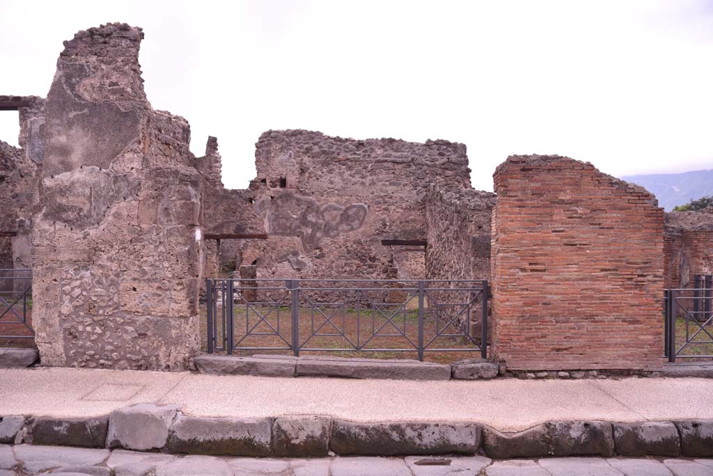 I.4.17 Pompeii. October 2019. Looking south to entrance doorway on Via dell’Abbondanza.
Foto Tobias Busen, ERC Grant 681269 DÉCOR.
