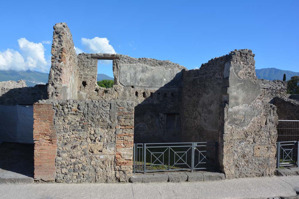 I.4.18 Pompeii. May 2019. Looking south-west towards entrance doorway.
Foto Tobias Busen, ERC Grant 681269 DÉCOR.

