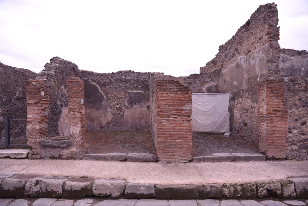 I.4.21, on left, with I.4.20, centre left, and I.4.19, on right, Pompeii. October 2019. 
Entrance doorways on south side of Via dell’Abbondanza.
Foto Tobias Busen, ERC Grant 681269 DÉCOR.

