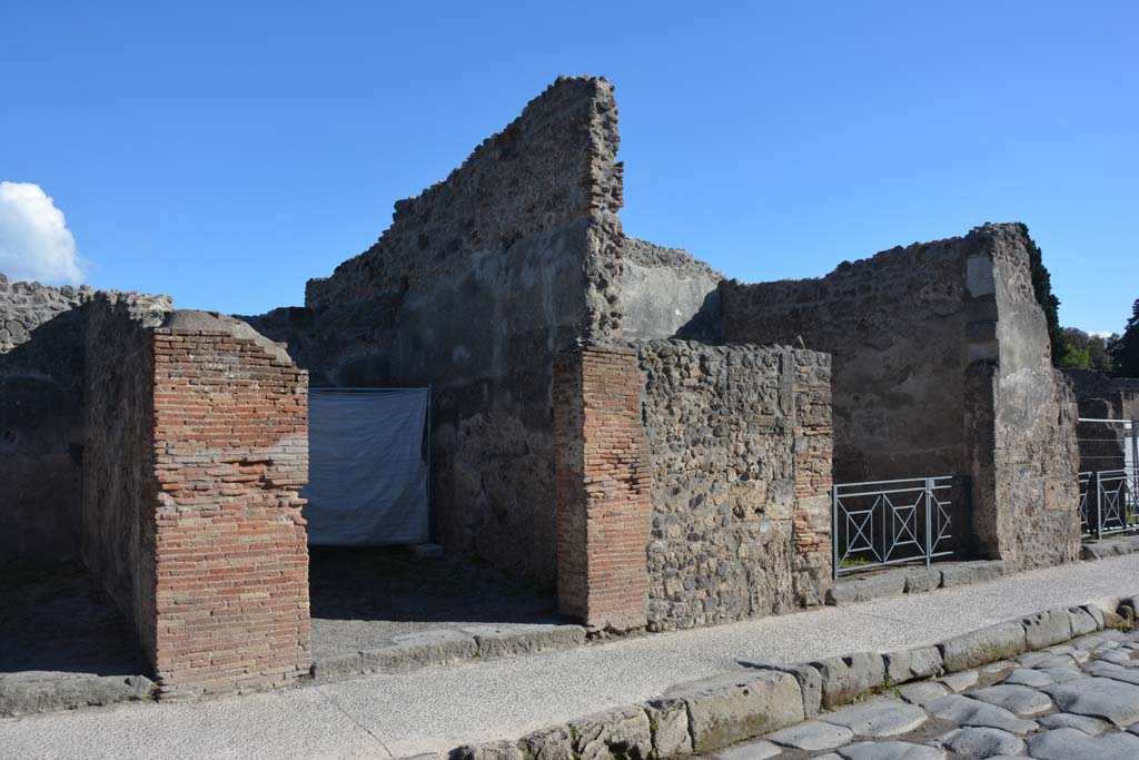 I.4.19, centre left, Pompeii. May 2019. Looking towards upper west wall of shop and rear room.
Foto Tobias Busen, ERC Grant 681269 DÉCOR.
