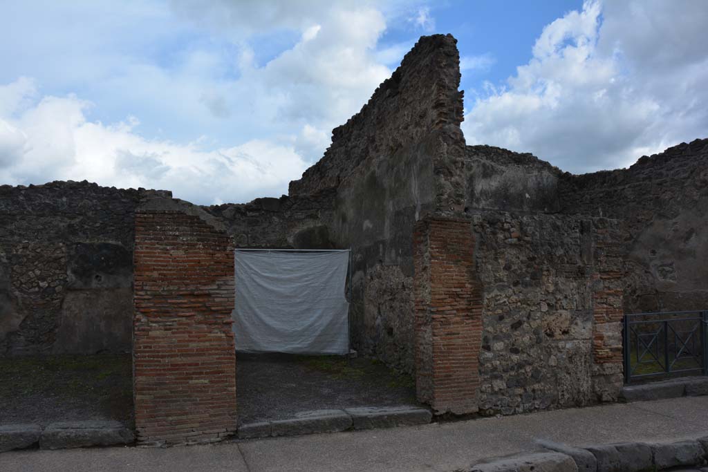 I.4.19 Pompeii. May 2019. Looking south to entrance doorway.
Foto Tobias Busen, ERC Grant 681269 DÉCOR.

