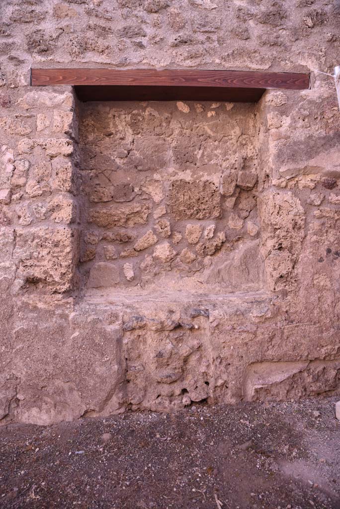 I.4.19 Pompeii. October 2019. Detail of niche in east wall of shop-room.
Foto Tobias Busen, ERC Grant 681269 DÉCOR.
