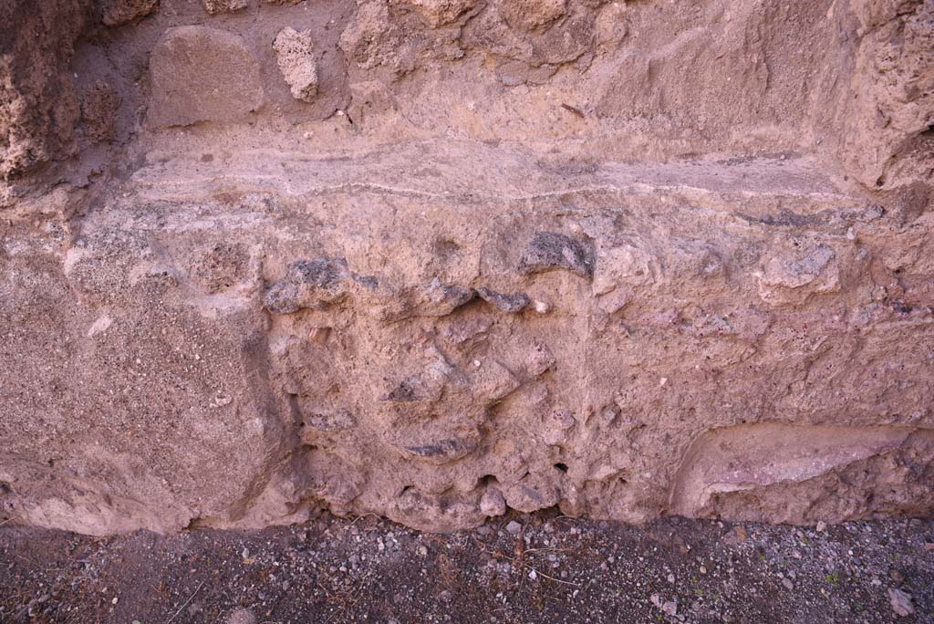 I.4.19 Pompeii. October 2019. Detail below niche in east wall.
Foto Tobias Busen, ERC Grant 681269 DÉCOR.
