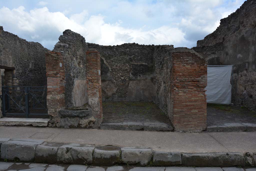 I.4.20, in centre, Pompeii. May 2019. Looking south to entrance doorway.
Foto Tobias Busen, ERC Grant 681269 DÉCOR.
