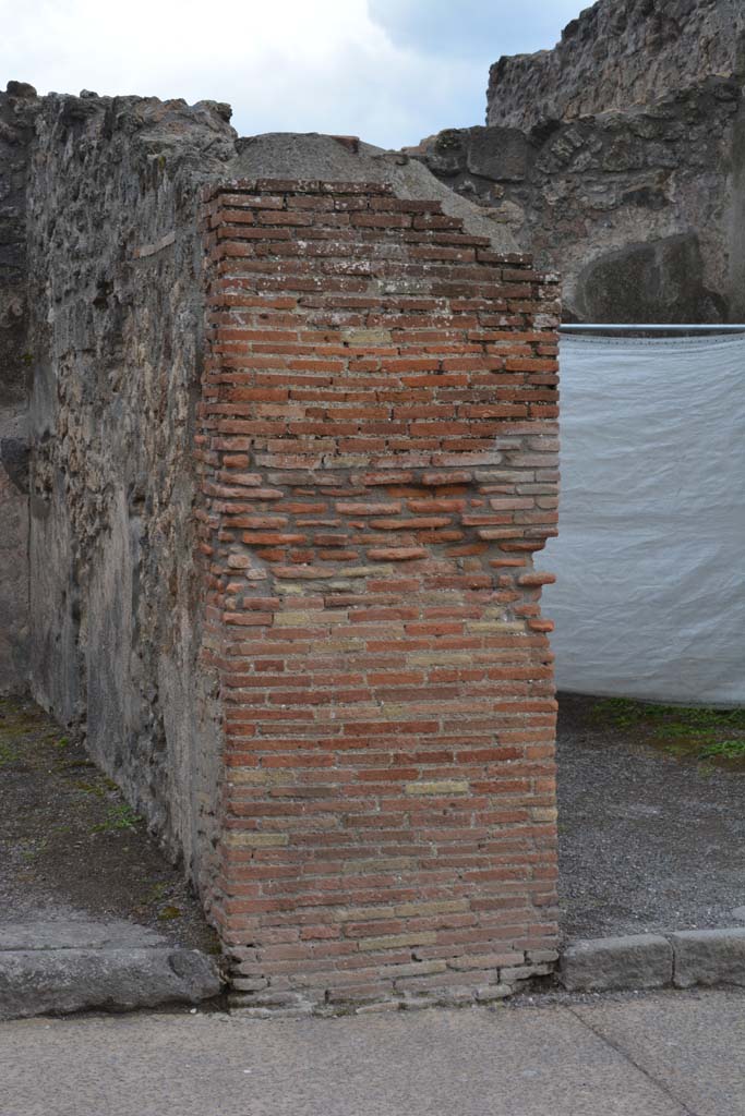 I.4.20 Pompeii. May 2019. 
Detail of masonry pilaster between I.4.20, on left, and I.4.19, on right.
Foto Tobias Busen, ERC Grant 681269 DÉCOR.

