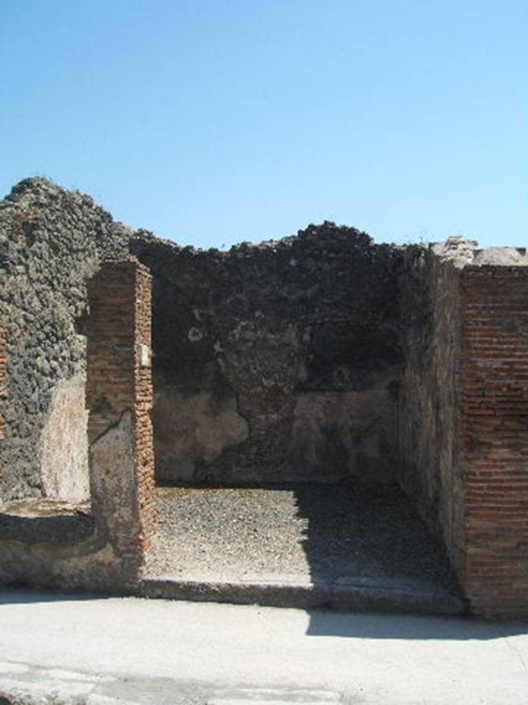 I.4.20 Pompeii. May 2005. Entrance, looking south.
Against the east wall, terracotta urns were found sunk into the floor.


