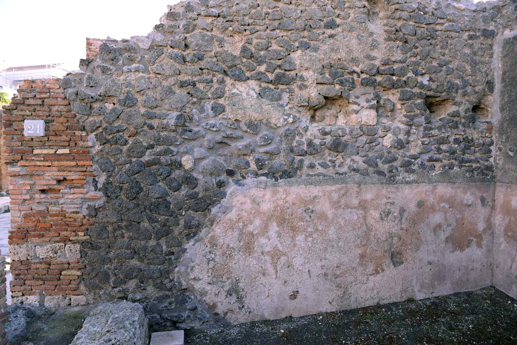 I.4.20/21 Pompeii. October 2019. Looking towards east wall of I.4.21, steps to upper floor, on left, and east wall of I.4.20, on right.
Foto Tobias Busen, ERC Grant 681269 DÉCOR.


