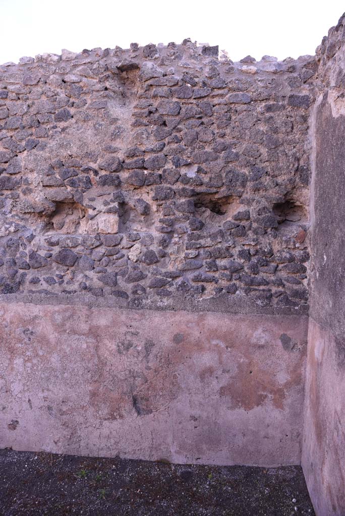 I.4.20/21 Pompeii. October 2019. 
South end of east wall of I.4.20, below, with upper floor of I.4.21, above.
Foto Tobias Busen, ERC Grant 681269 DÉCOR.
