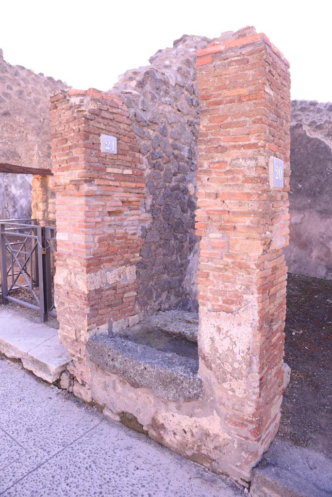 I.4.21/20 Pompeii. October 2019. Masonry pilasters on either side of steps to upper floor.
Foto Tobias Busen, ERC Grant 681269 DÉCOR
