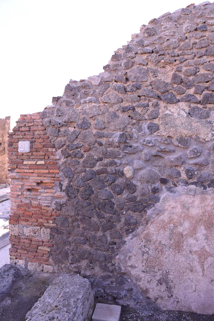I.4.21/20 Pompeii. October 2019. North end of east wall of steps to upper floor.
Foto Tobias Busen, ERC Grant 681269 DÉCOR.
