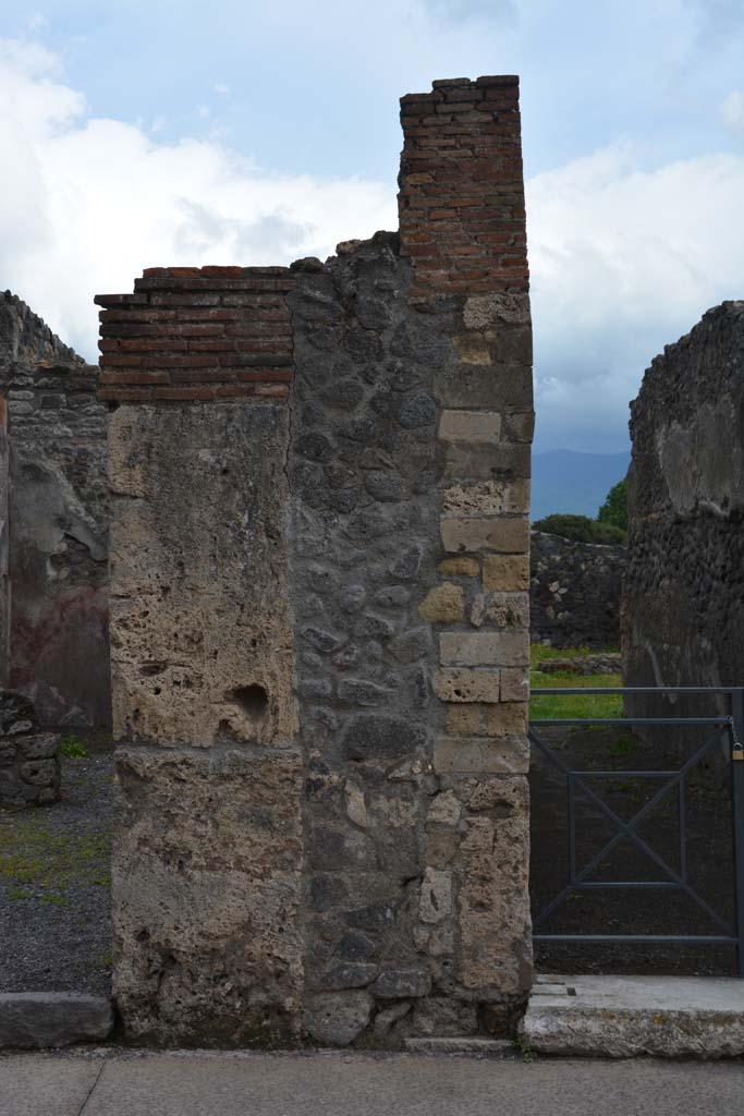 I.4.22 Pompeii. May 2019. 
Looking south to front façade on east side of entrance doorway, with I.4.23, on left.
Foto Tobias Busen, ERC Grant 681269 DÉCOR.
