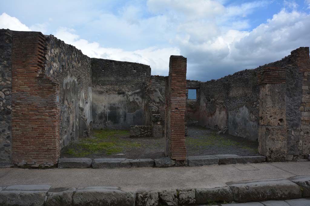 I.4.24, on left, and I.4.23, on right, Pompeii. May 2019. Looking south to entrance doorways.
Foto Tobias Busen, ERC Grant 681269 DÉCOR.
