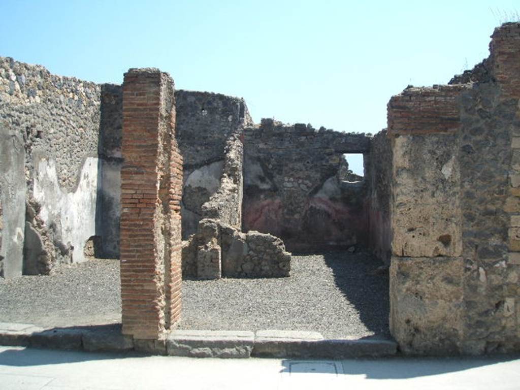 I.4.23 Pompeii. May 2005. Shop entrance, on the right, looking south.