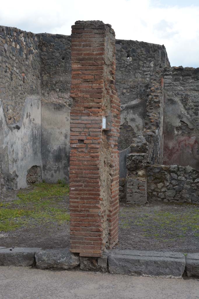 I.4.23 Pompeii. May 2019. 
Looking south to dividing pilaster between I.4.24, on left, and I.4.23, on right.
Foto Tobias Busen, ERC Grant 681269 DÉCOR.
