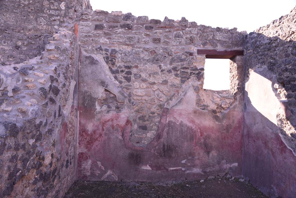 I.4.23 Pompeii. October 2019. South wall of rear room with window into atrium of I.4.22.
Foto Tobias Busen, ERC Grant 681269 DÉCOR.


