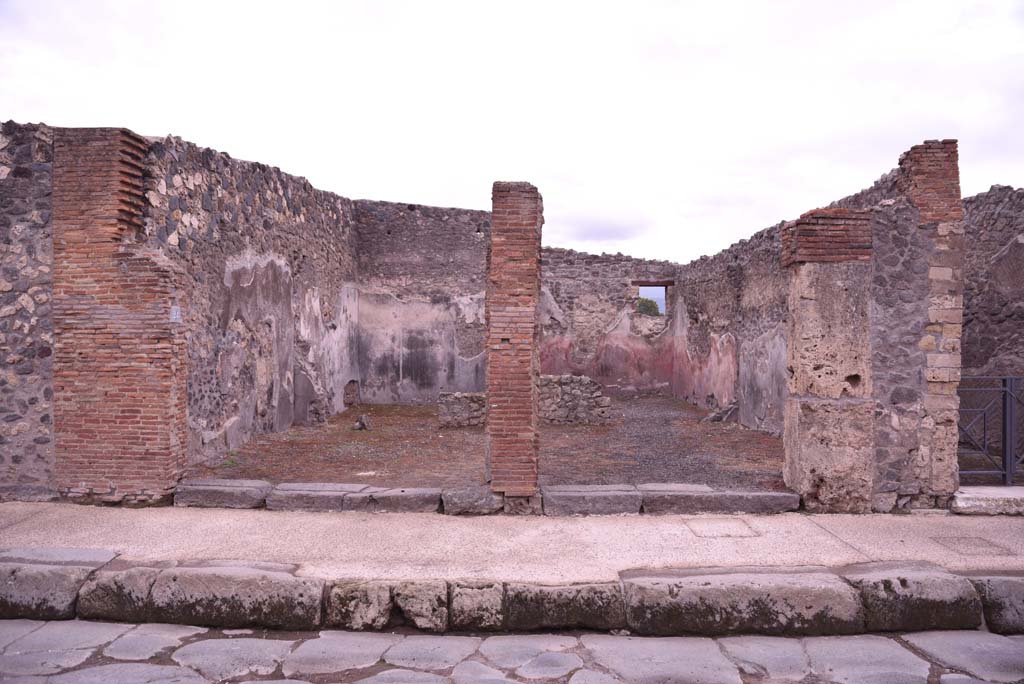 I.4.24, on left, and I.4.23, on right, Pompeii. October 2019. Looking south to entrance doorways.
Foto Tobias Busen, ERC Grant 681269 DÉCOR.
