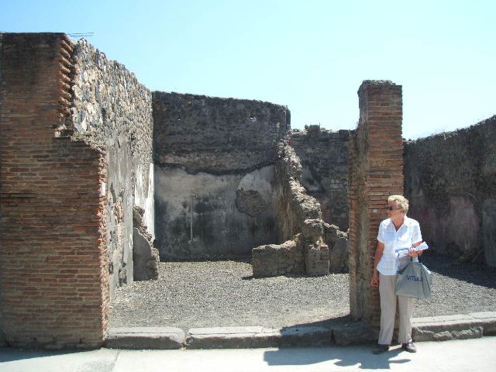 I.4.24 Pompeii. May 2005.  Entrance, looking south.