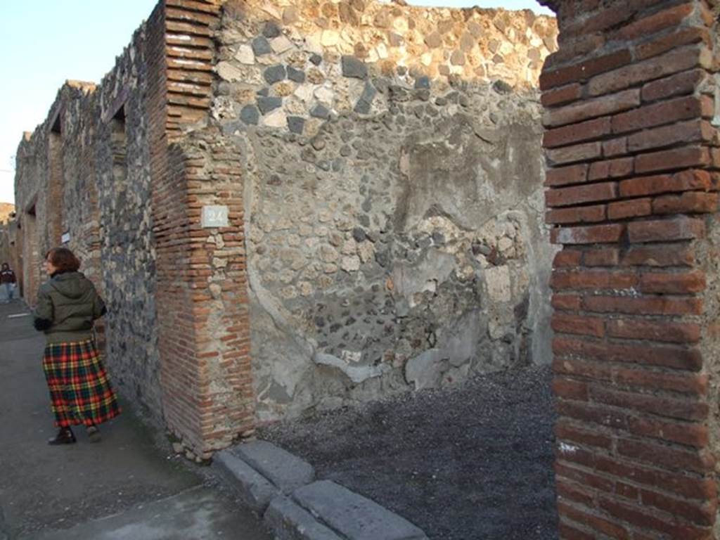 I.4.24 Pompeii. December 2007. Entrance and door sill.  
