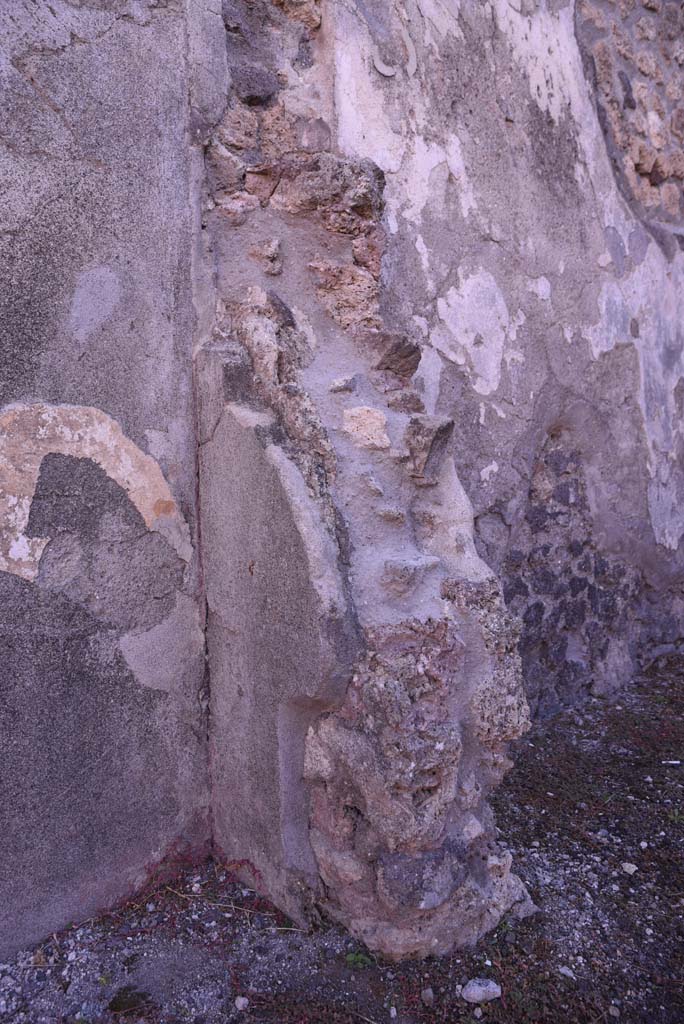 I.4.24 Pompeii. October 2019. 
Remaining east side of south wall of dividing wall between shop and rear room.
Foto Tobias Busen, ERC Grant 681269 DÉCOR.

