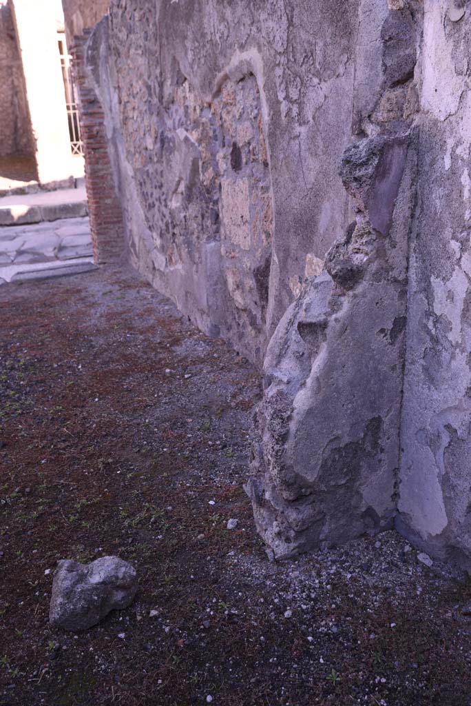 I.4.24 Pompeii. October 2019. Looking north along east wall from rear room into shop-room.
Foto Tobias Busen, ERC Grant 681269 DÉCOR.

