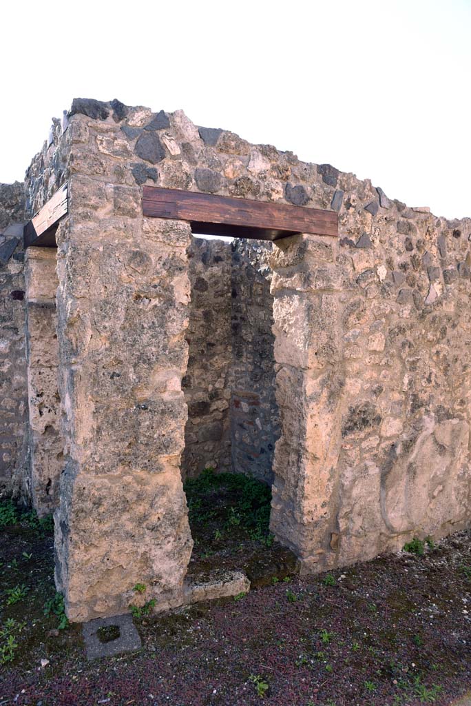 I.4.25/I.4.5 Pompeii. October 2019. 
Entrance corridor/fauces 3, doorway to small room 5 in south wall of entrance corridor.
Foto Tobias Busen, ERC Grant 681269 DCOR.
