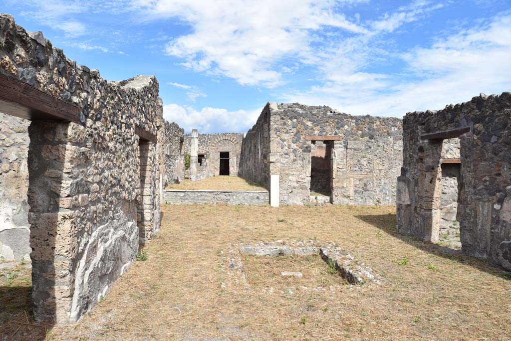 I.4.25/1.4.5 Pompeii. September 2020. 
Atrium 6, looking east across impluvium towards tablinum 14, centre left, and along the length of south portico of Middle Peristyle 17 towards room 21.
Foto Tobias Busen, ERC Grant 681269 DCOR.
