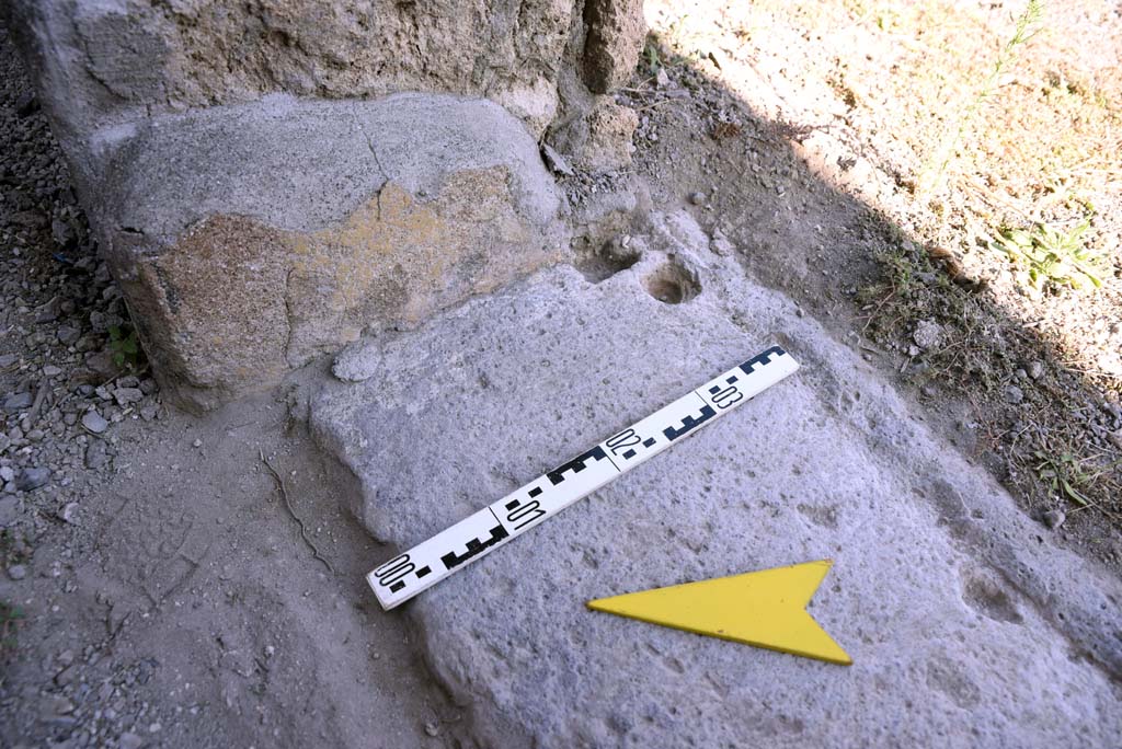 I.4.25/1.4.5 Pompeii. October 2019. Cubiculum 11, looking towards east end of doorway threshold.
Foto Tobias Busen, ERC Grant 681269 DCOR.
