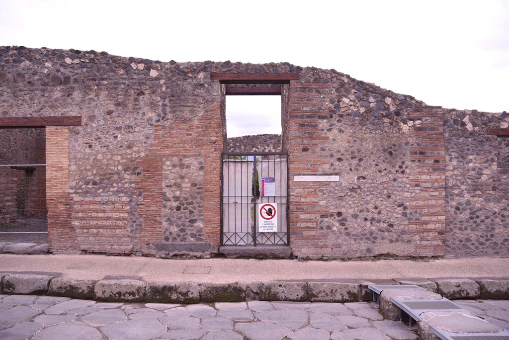 I.4.25 Pompeii. October 2019. Looking south to entrance doorway.
Foto Tobias Busen, ERC Grant 681269 DÉCOR.
