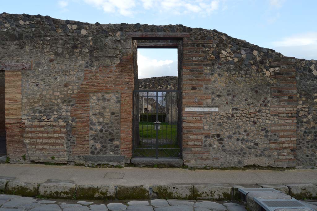 I.4.25 Pompeii. March 2018. Looking south to entrance doorway on Via dell’Abbondanza.
Foto Taylor Lauritsen, ERC Grant 681269 DÉCOR.
