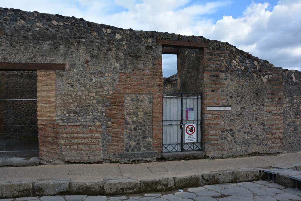 I.4.25 Pompeii. May 2019. Looking towards front façade on east side of entrance doorway.
Foto Tobias Busen, ERC Grant 681269 DÉCOR.
