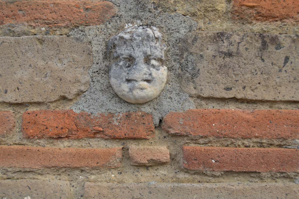 I.4.25 Pompeii. March 2018. Detail of “face” set into wall on west side of entrance doorway.
Foto Taylor Lauritsen, ERC Grant 681269 DÉCOR.
