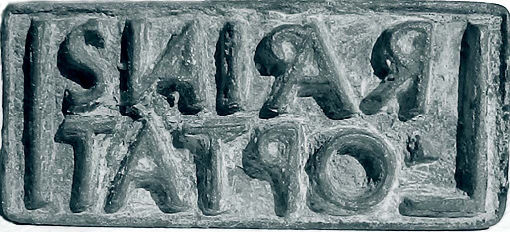 I.4.25 Pompeii. 2nd March 1863. Seal found in one of the rooms in the north of the house.
It contains the name L RAPINASI OPTATI.
According to the Epigraphic Database Roma this reads:
L(uci) Rapinasi
Optati      [CIL IV 8058, 75]
Now in Naples Archaeological Museum. Inventory number 4760.
