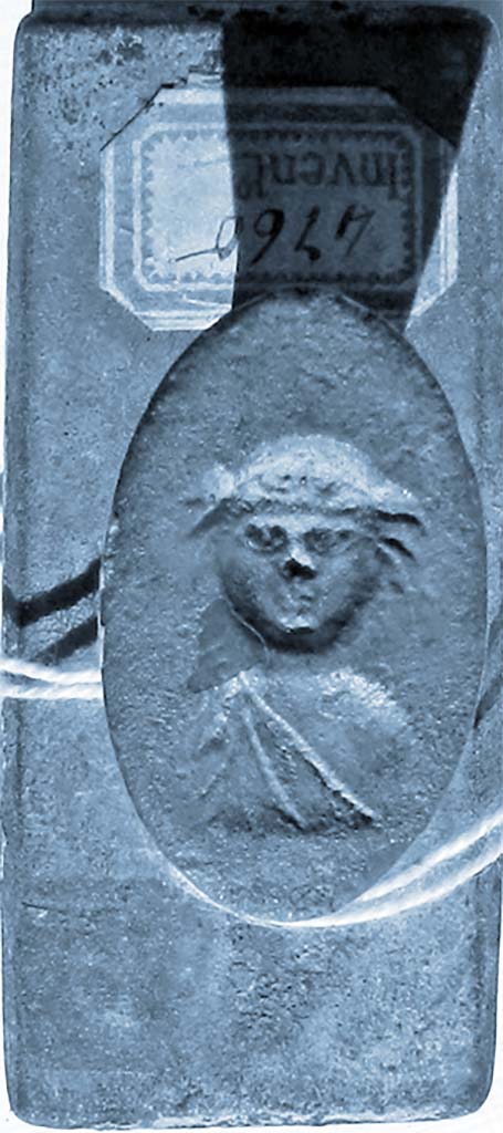 I.4.25 Pompeii. 2nd March 1863. Handle of seal of L RAPINASI OPTATI found in one of the rooms in the north of the house.
It contains the image of a person wearing the exomis, a short tunic that characterizes tradesmen and craftsmen as
hooked to the shoulder, in this case left, in order to favour the movement of the right arm and hand.
Now in Naples Archaeological Museum. Inventory number 4760.

