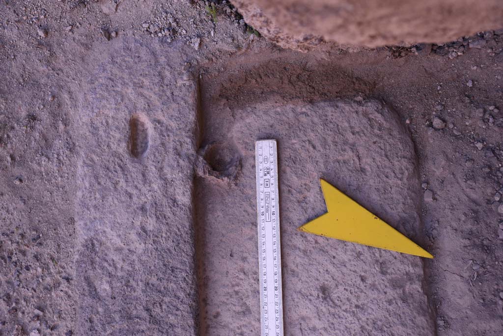 I.4.25 Pompeii. October 2019. Room 48, detail from west end of threshold.   
Foto Tobias Busen, ERC Grant 681269 DCOR

