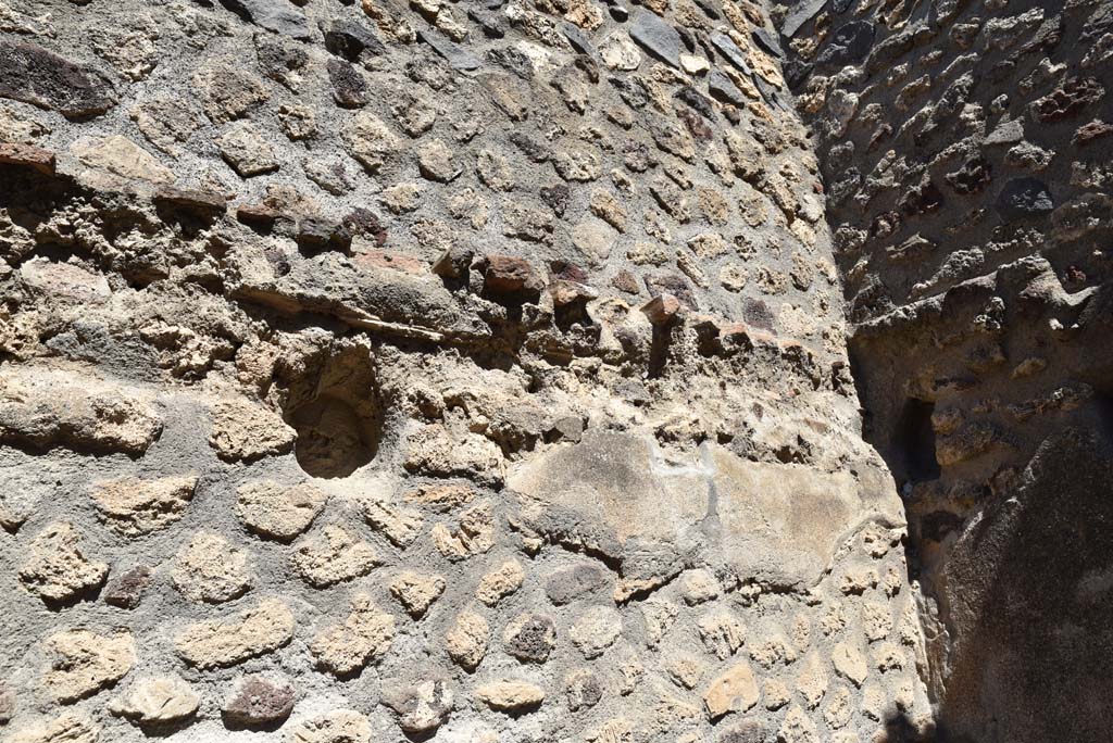 I.4.25 Pompeii. September 2020. Room 48, detail from east end of north wall.
Foto Tobias Busen, ERC Grant 681269 DCOR

