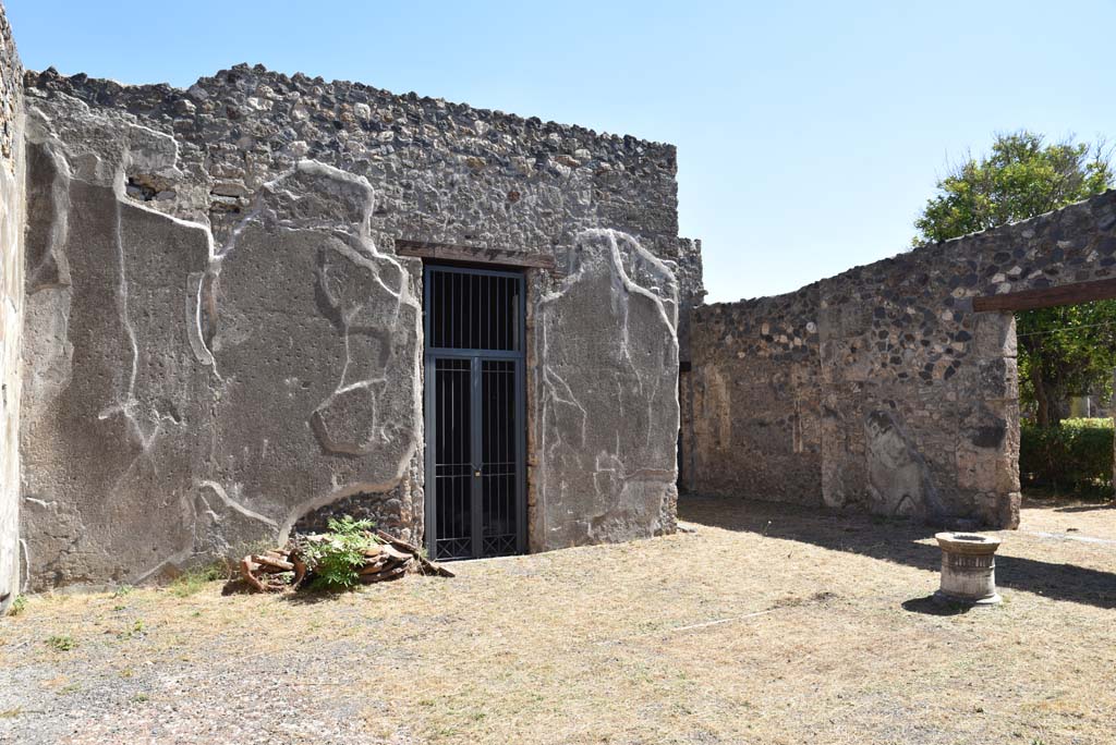 I.4.25 Pompeii. September 2020. Atrium 47, looking towards east side, with doorway to room 53, in centre, and east ala 54. 
Foto Tobias Busen, ERC Grant 681269 DCOR
