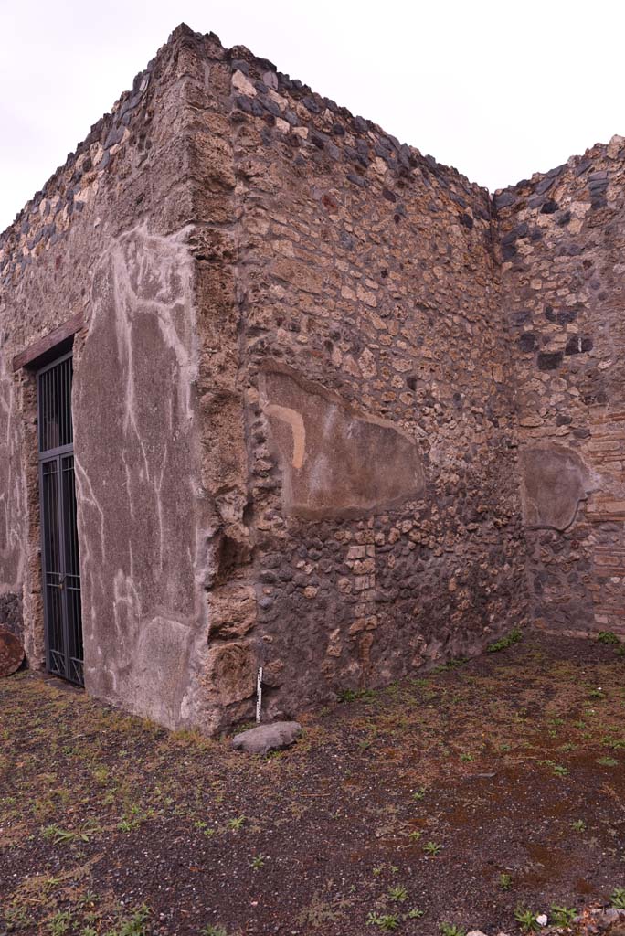 I.4.25 Pompeii. September 2019. 
Room 54, north wall in south-east corner of atrium, with doorway to room 53, on left. 
Foto Tobias Busen, ERC Grant 681269 DÉCOR.
