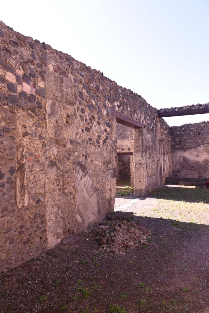 I.4.25 Pompeii. October 2019. Room 54, looking west along south wall.
Foto Tobias Busen, ERC Grant 681269 DÉCOR
