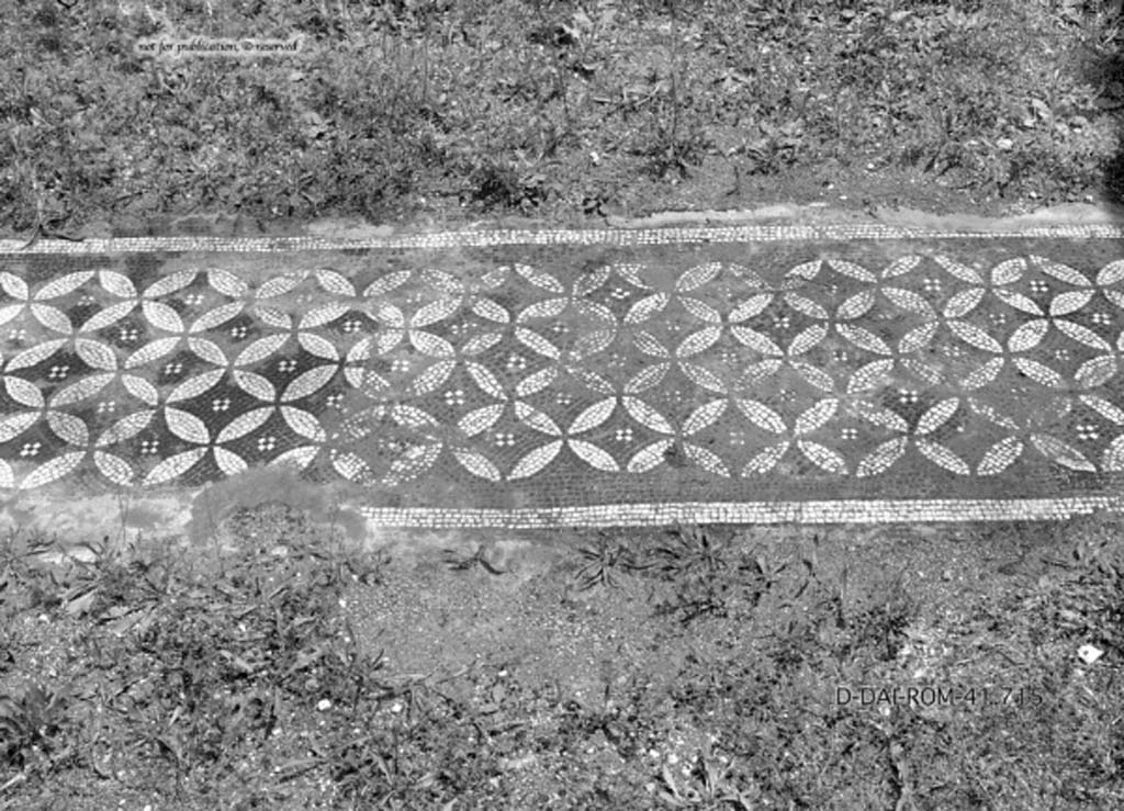 I.4.25 Pompeii. October 2019. East ala 54, detail of south side of doorway threshold. 
Foto Tobias Busen, ERC Grant 681269 DCOR
