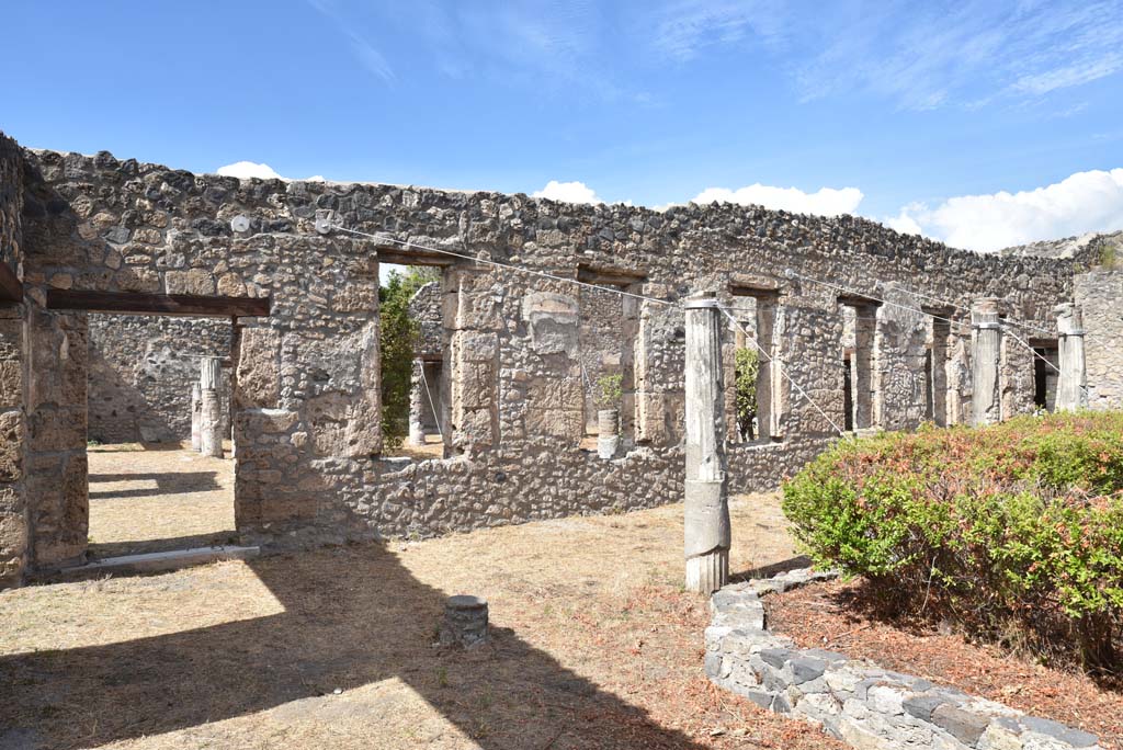 I.4.25 Pompeii. September 2020. Lower Peristyle 32, looking north from west portico, with doorway to Middle Peristyle 17, on left.
Foto Tobias Busen, ERC Grant 681269 DÉCOR.
