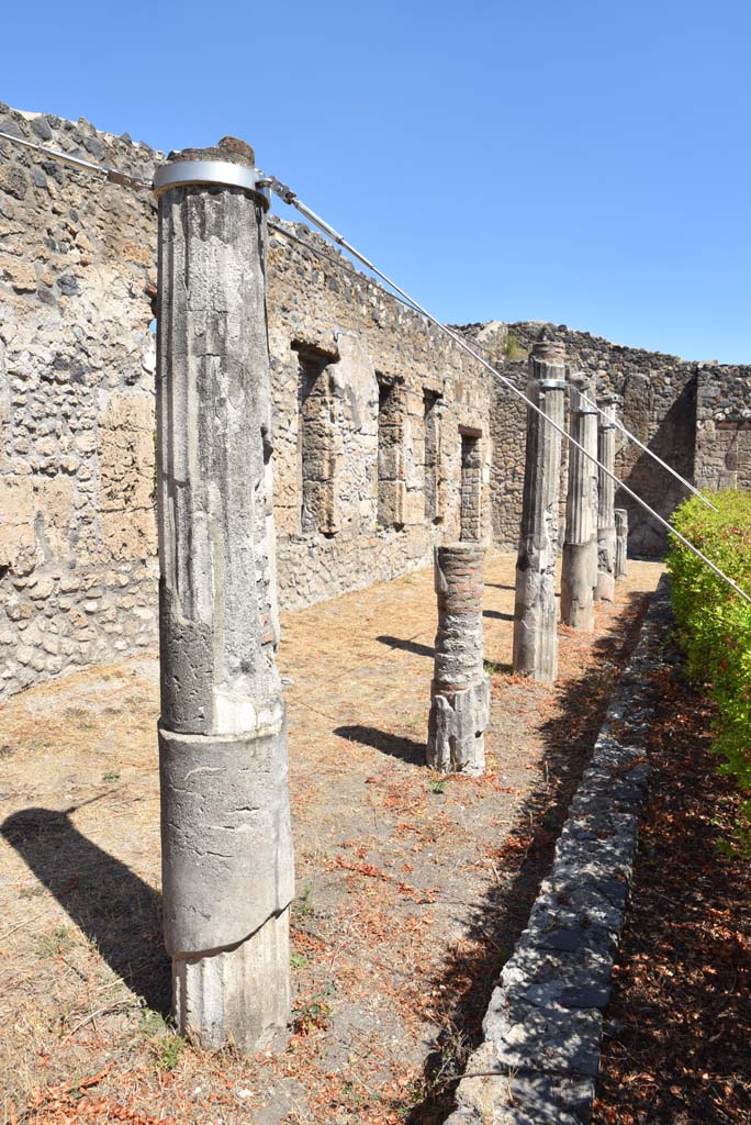 I.4.25 Pompeii. September 2020. Lower Peristyle 32, looking east along north portico.
Foto Tobias Busen, ERC Grant 681269 DÉCOR.
