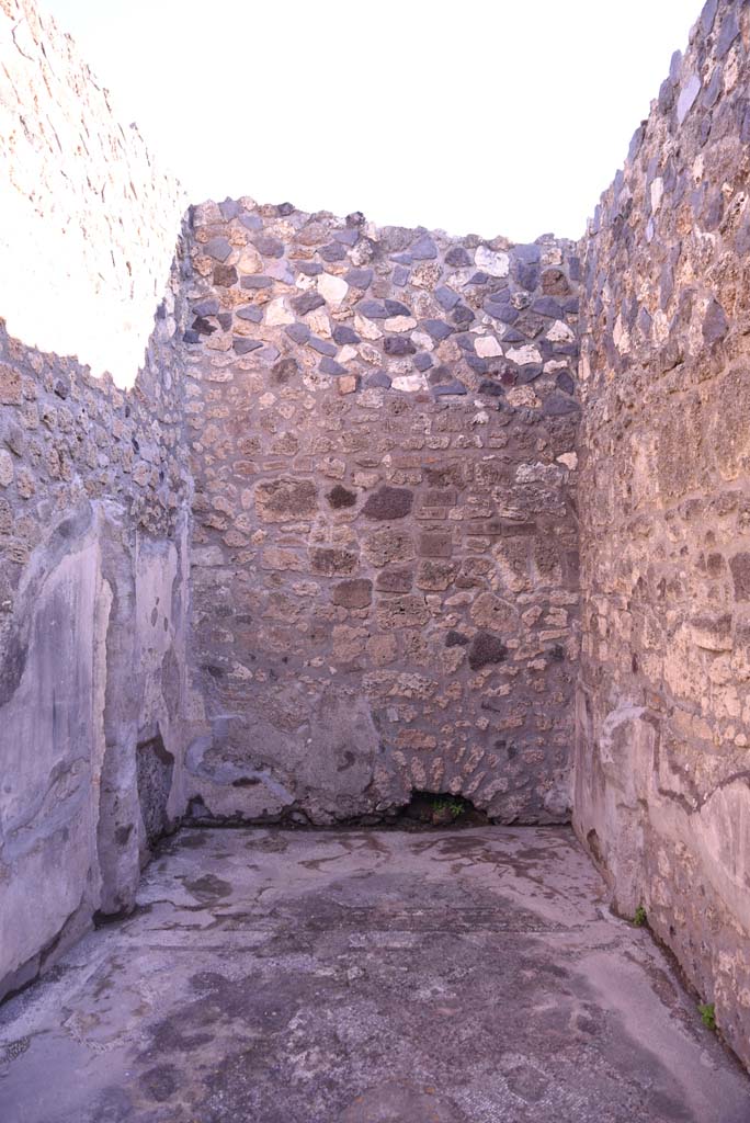 I.4.25 Pompeii. October 2019. 
Room 34, looking towards east wall, and alcove, from entrance doorway.
Foto Tobias Busen, ERC Grant 681269 DÉCOR.
