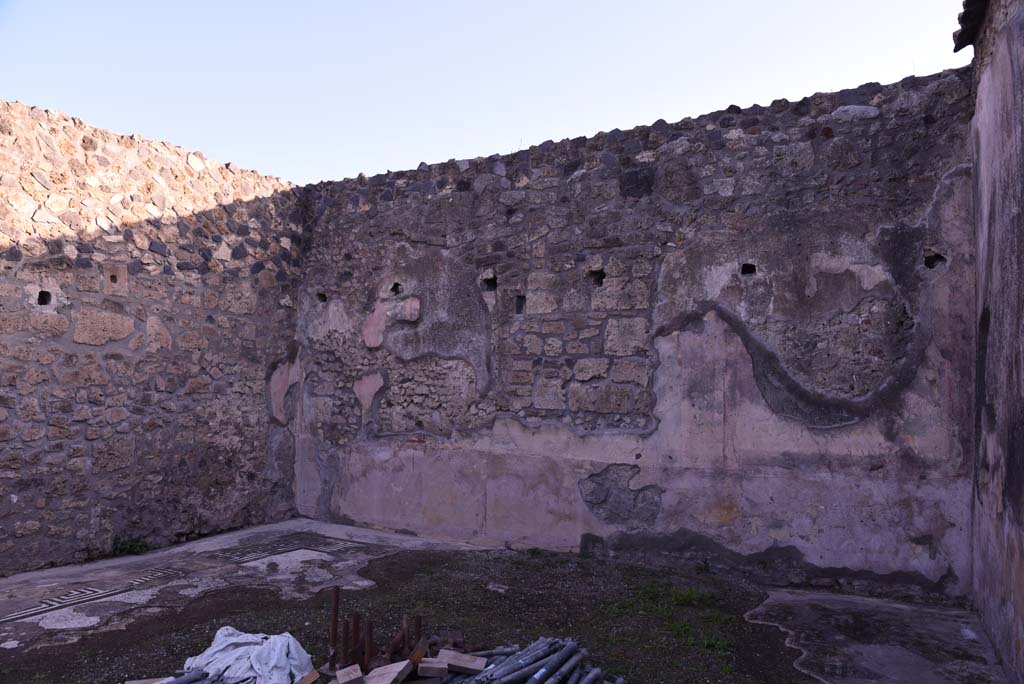 I.4.25 Pompeii. October 2019. Room 35, looking towards north-east corner and east wall.
Foto Tobias Busen, ERC Grant 681269 DÉCOR.

