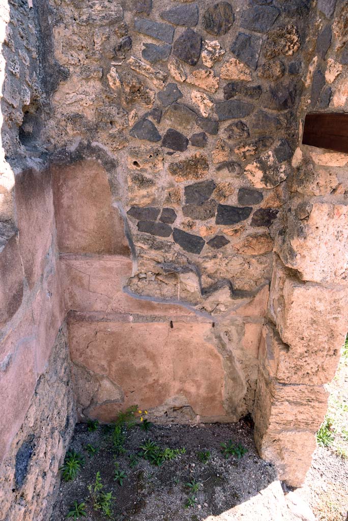 I.4.25/1.4.5 Pompeii. October 2019. Room 16, detail of south wall.
Foto Tobias Busen, ERC Grant 681269 DCOR.
